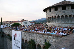 Il_pubblico_del_Festival_della_Mente_negli_spalti_della_Fortezza_Firmafede