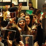 Fan in delirio ieri alla Feltrinelli