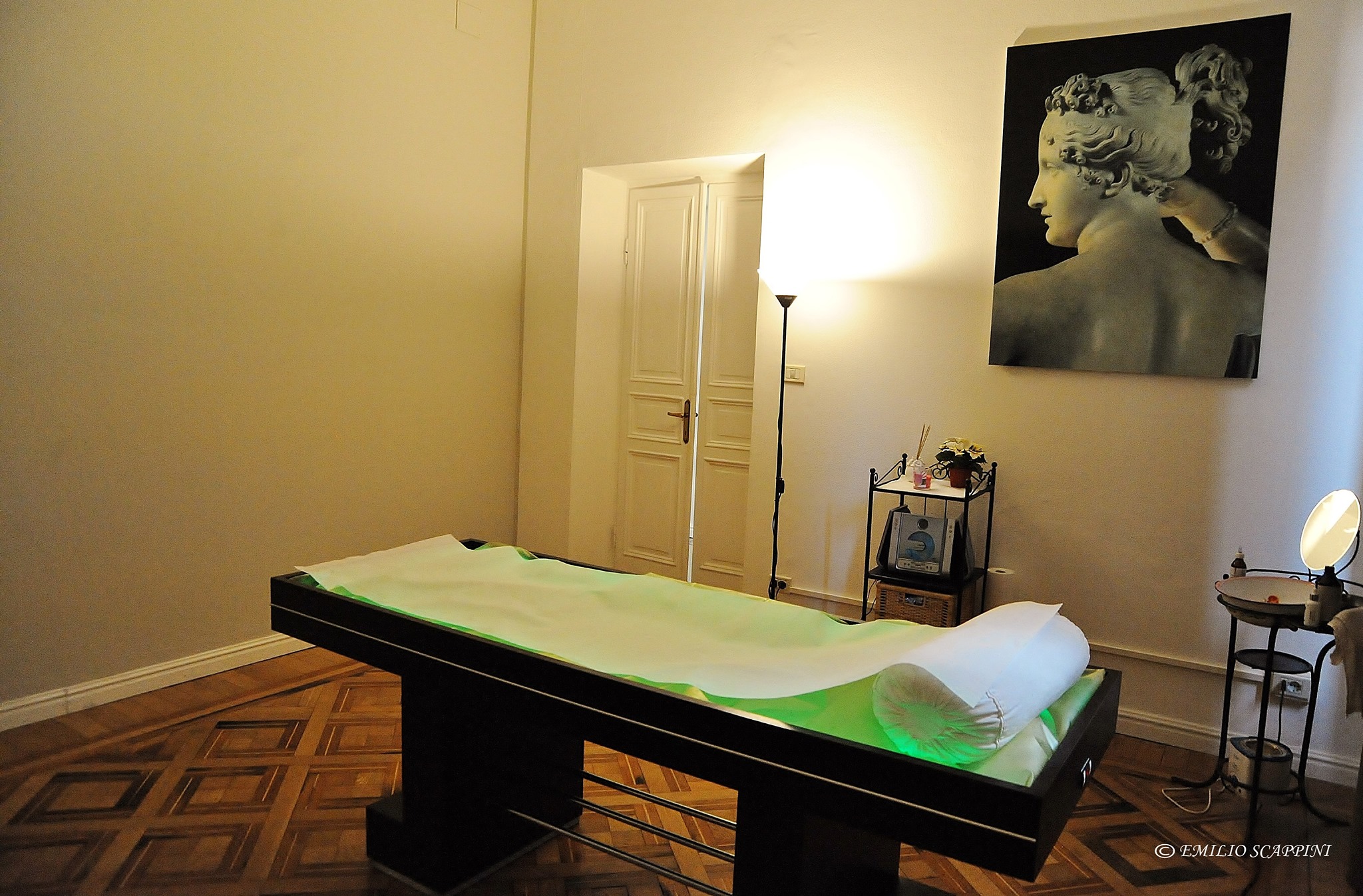 Sala massaggi con lettino ad acqua e cromoterapia 