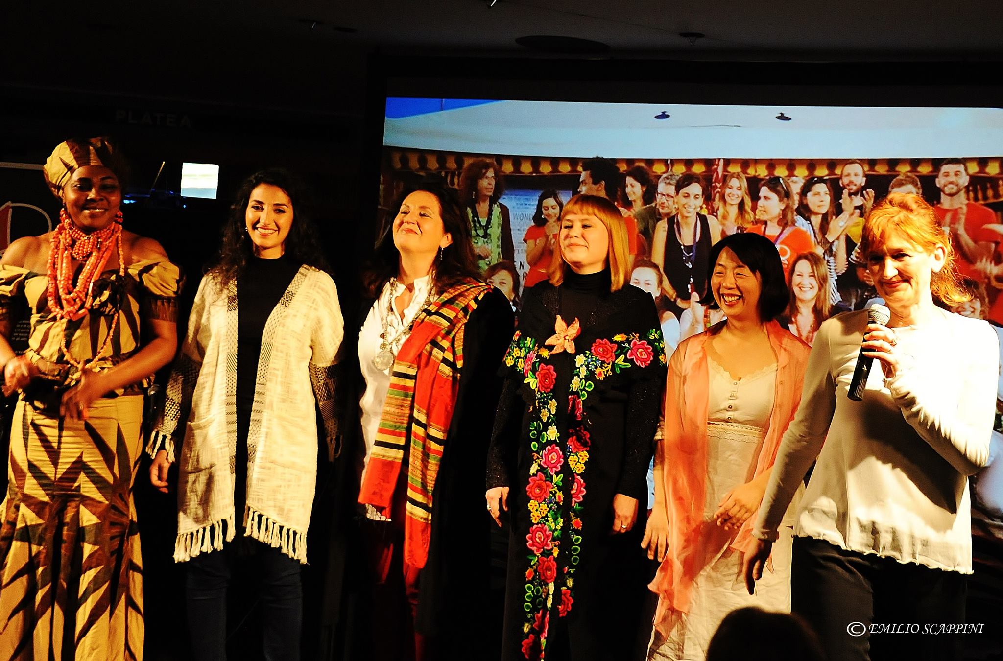 Le donne del coro multietnico "Madri Clandestine"