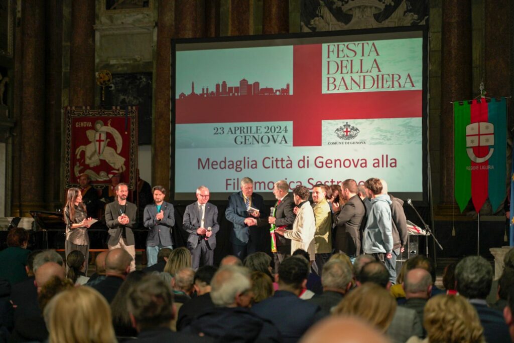 La consegna della medaglia della Città di Genova